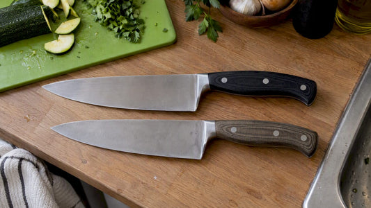 Două cuțite cu mânere din G10 și Micarta